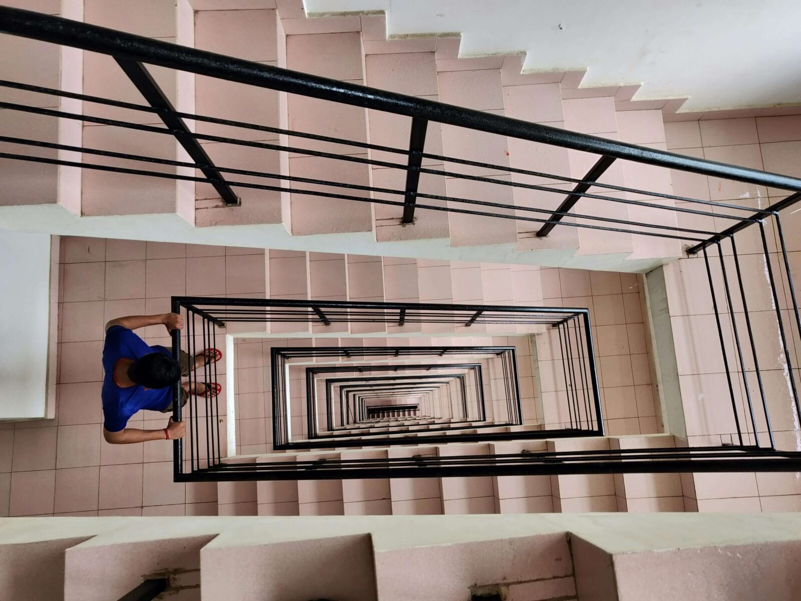 כתיבת סיפור המתרחש כולו בחדר מדרגות